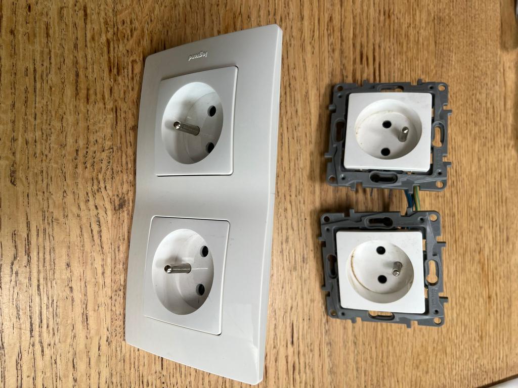 5 stopcontacten en afdekplaatjes met aarding Legrand nieuw, Doe-het-zelf en Bouw, Elektriciteit en Kabels, Ophalen, Nieuw