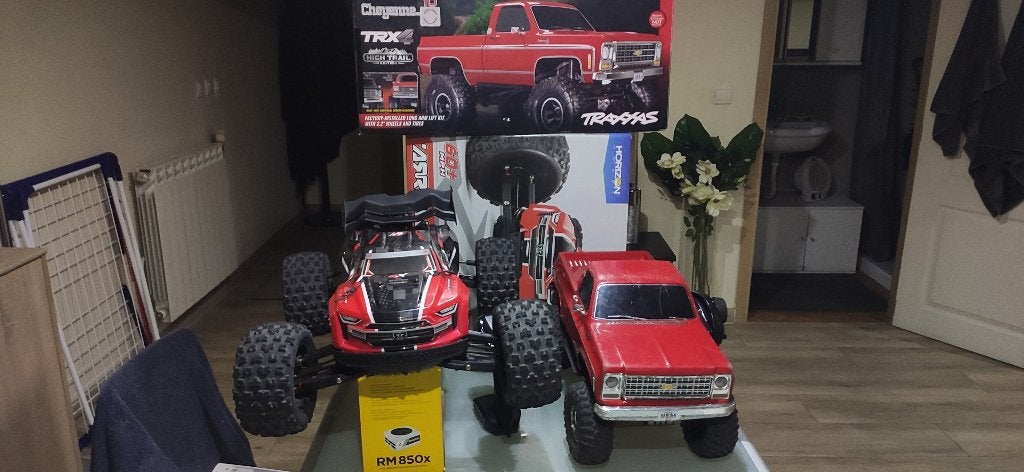 Kraton 8s v5+TRX-4 high trail+matérielle modélisme, Voiture off road, Comme neuf, Enlèvement, Électro