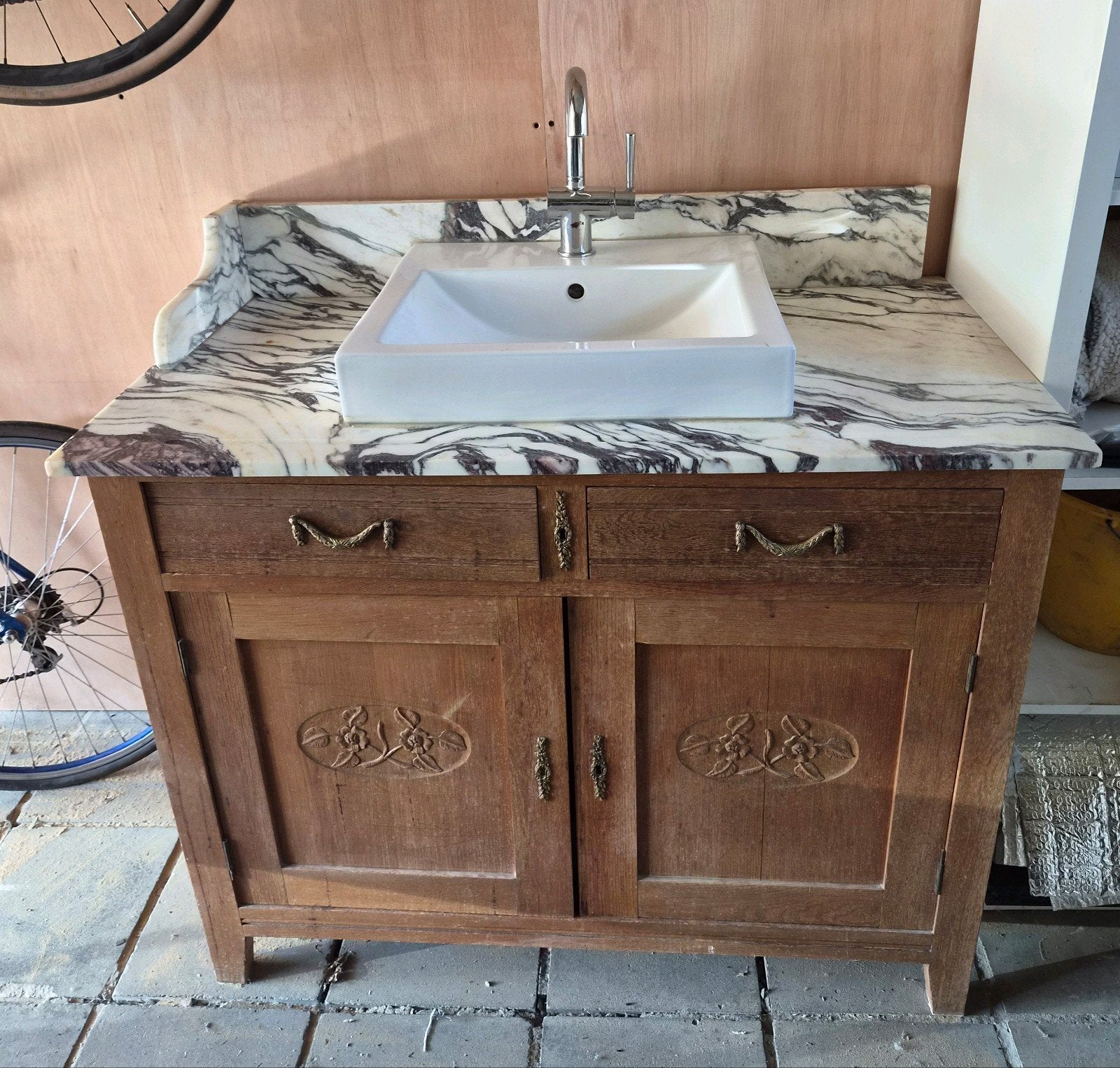 Antieke, brocante wastafel met wit marmeren blad., Enlèvement