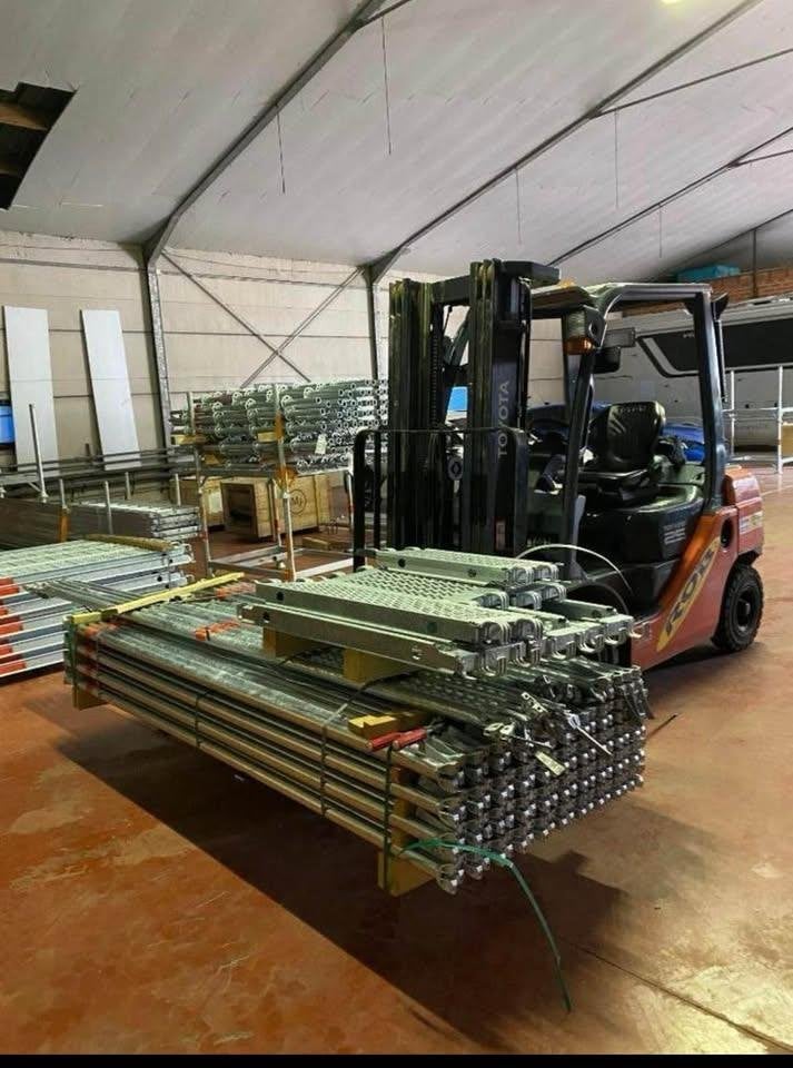 Stelling te huur - prijs per m², Doe-het-zelf en Bouw, Ophalen, Zo goed als nieuw, Gevelsteiger, 5 meter of hoger