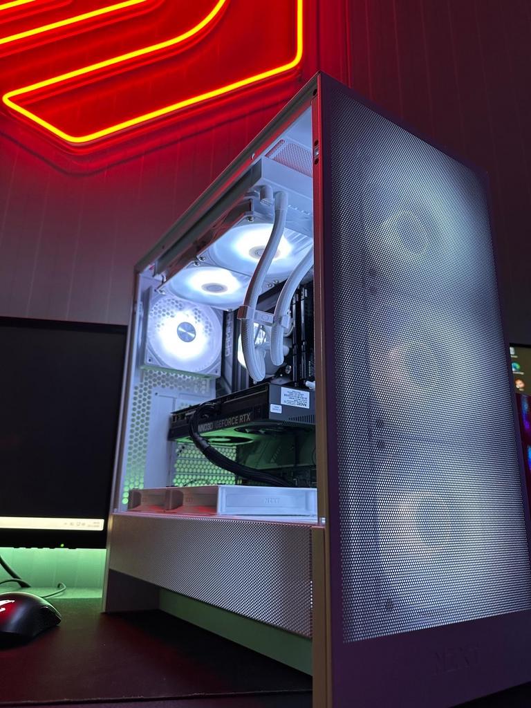 CUSTOM GAMING PC 2 MAANDEN OUD + SCHERM EN KEYBOARD, Ophalen, Zo goed als nieuw, Gaming, SSD