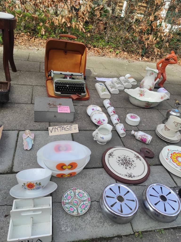 Vintage borden, kommen, typemachine, kaasborden......., Ophalen