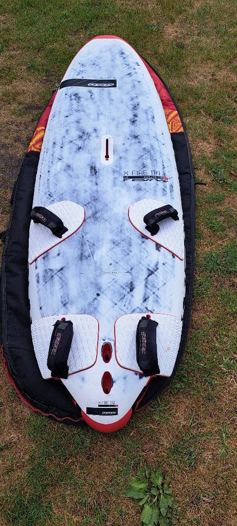 RRD X-Fire V8 slalom windsurfboard – 114  liter, Ophalen, Met voetbanden, RRD, Zo goed als nieuw