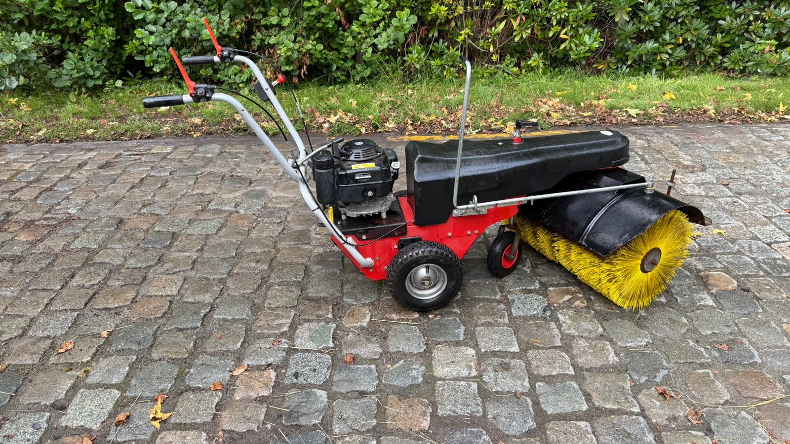 Proffesionele veegmachine Limpar 82 pro 80cm Honda motor, Tuin en Terras, Veegmachines, Ophalen, Zo goed als nieuw