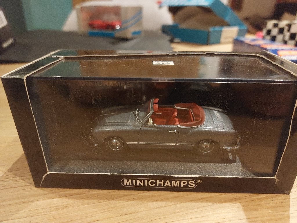 Minichamps VW Karmann Ghia Cabriolet 1949-50 blue grey met 1, Enlèvement ou Envoi, Neuf, Voiture, MiniChamps