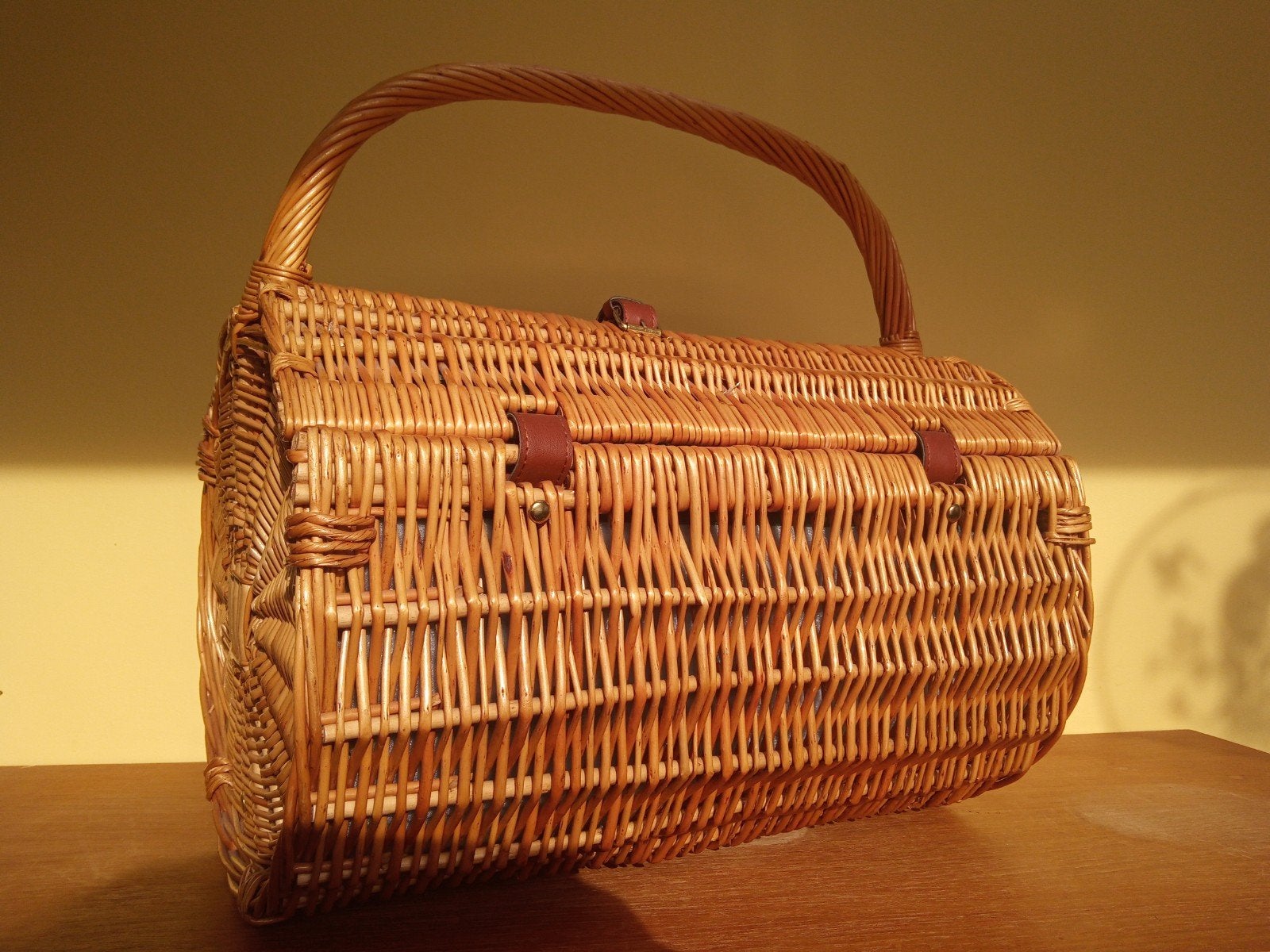 Charmante vintage rotan picknick mand met bruine lederen det, Hobby en Vrije tijd, Picknickmanden, Ophalen of Verzenden