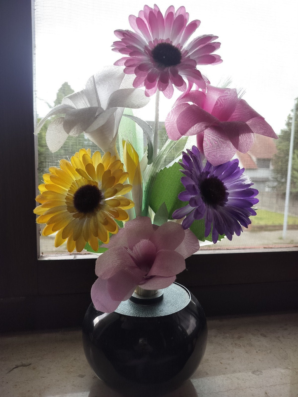 Bloemenstuk van plastiek/ kunstbloemstuk, Ophalen of Verzenden, Bloemstuk