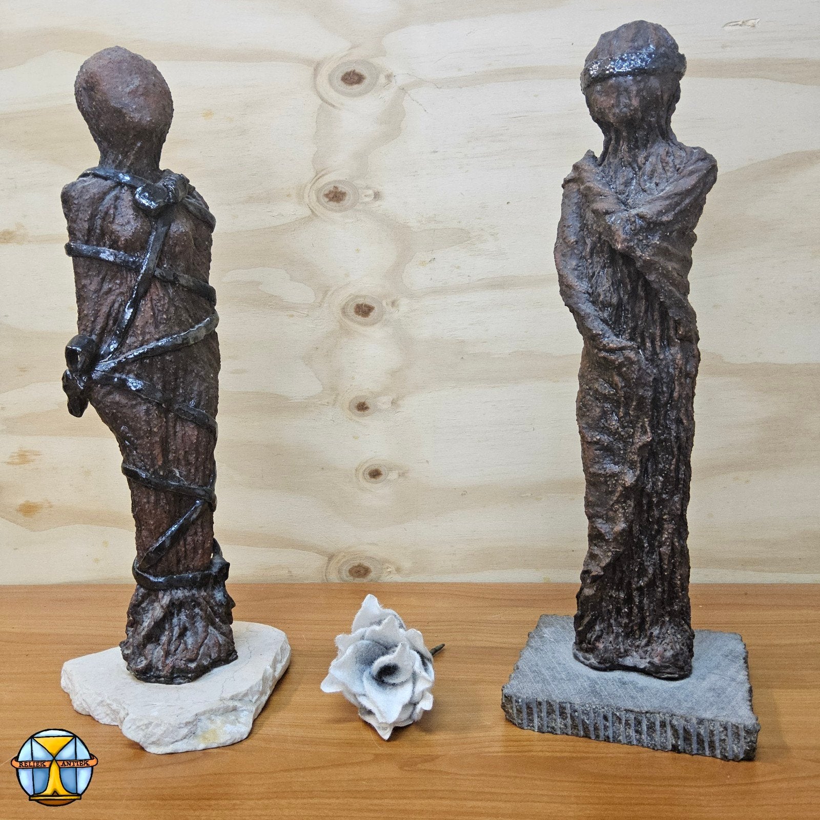 2 statues abstraites signées d'homme (homme et femme) shibar, Enlèvement ou Envoi, Humain