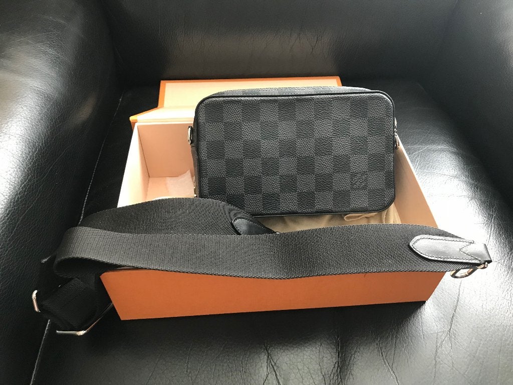 LOUIS VUITTON ALPHA WEARABLE WALLET, Zwart, Nieuw, Leder, Ophalen