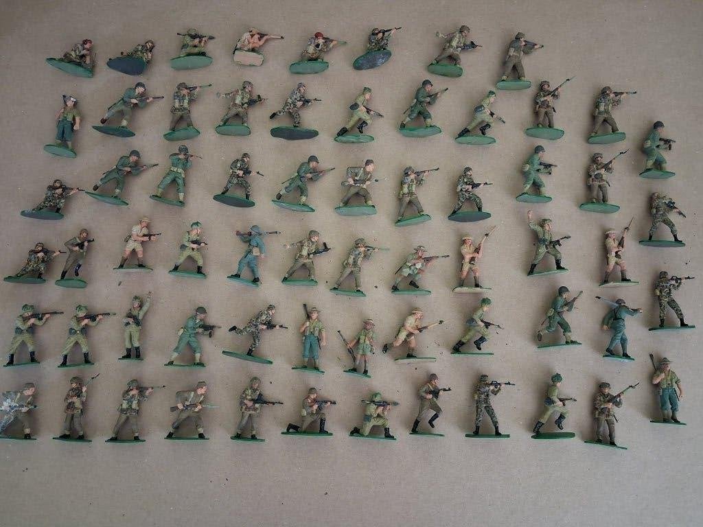 62 soldats (figurines en plastique avec socle), Enlèvement ou Envoi, Utilisé, 1:35 à 1:50, Personnage ou Figurines