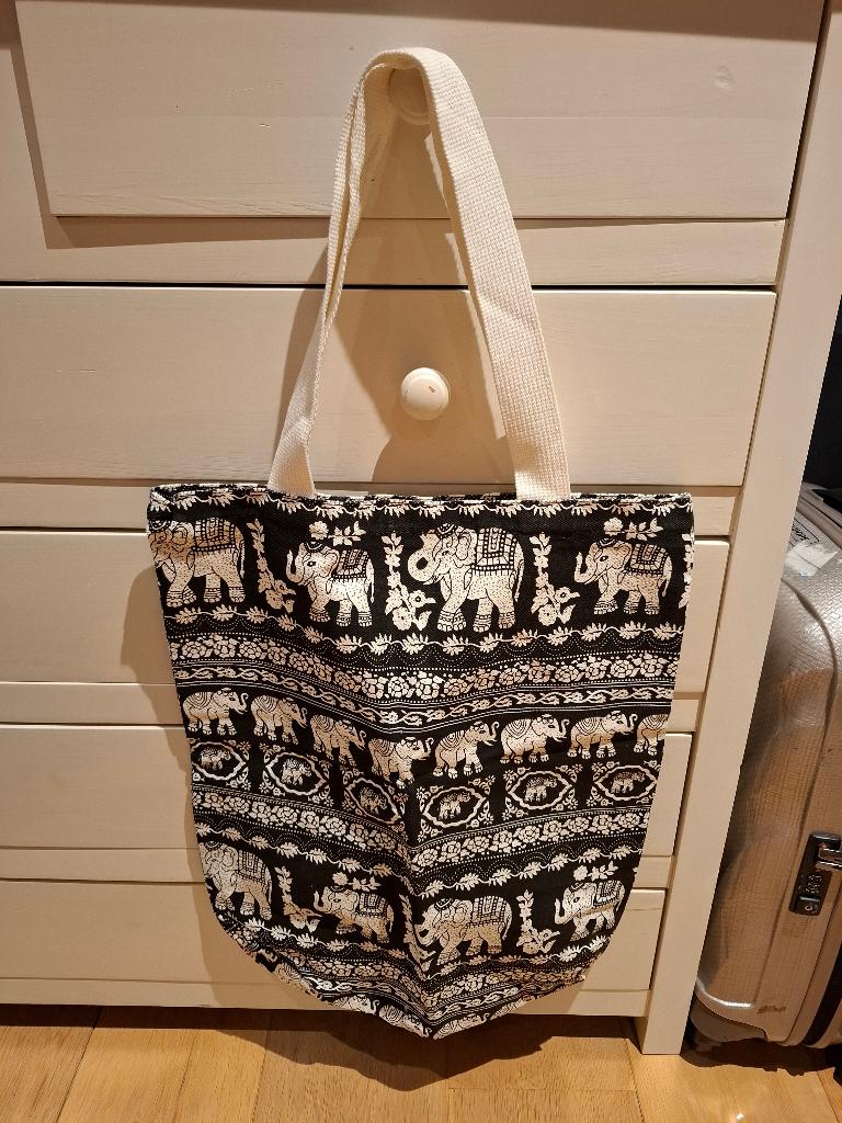 Schoudertas met olifantenpatroon, Handtassen en Accessoires, Tassen | Schoudertassen, Ophalen of Verzenden, Nieuw, Zwart, Overige merken