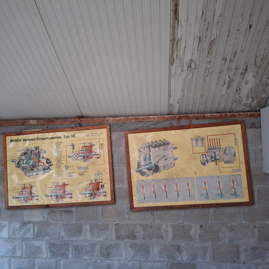 2 Bosch  borden met schema mazoutpompen, decoratie, Verzamelen, Ophalen, Zo goed als nieuw, Auto's