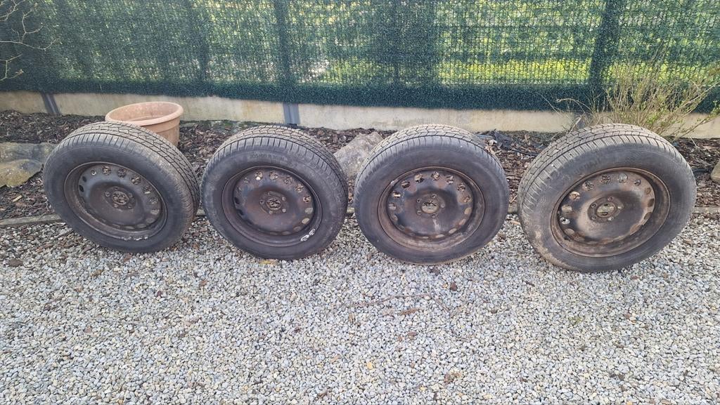 Winterbanden runflat  205/60 16 met stalen velg, Auto-onderdelen, Ophalen, Ford