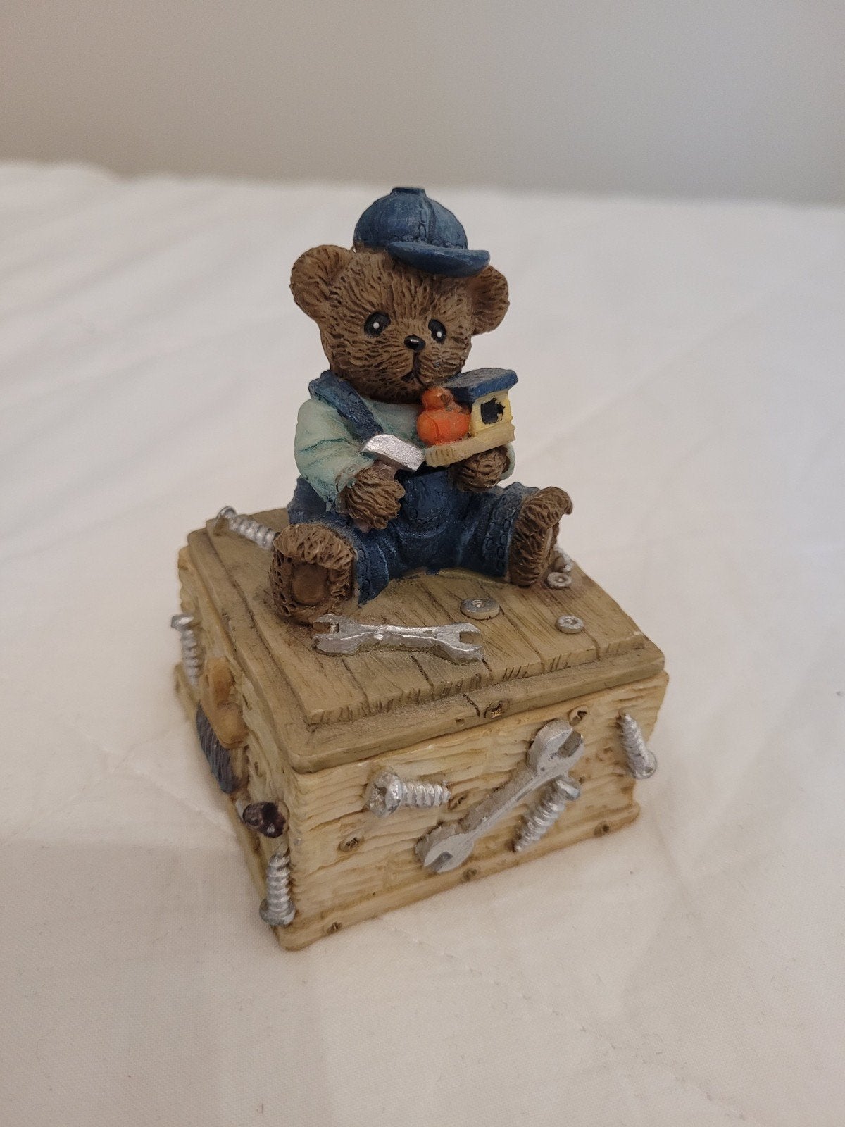 Opbergdoosje met beertje bovenop, Verzamelen, Beren en Cherished Teddies, Ophalen of Verzenden, Zo goed als nieuw, Beeldje, Overige merken