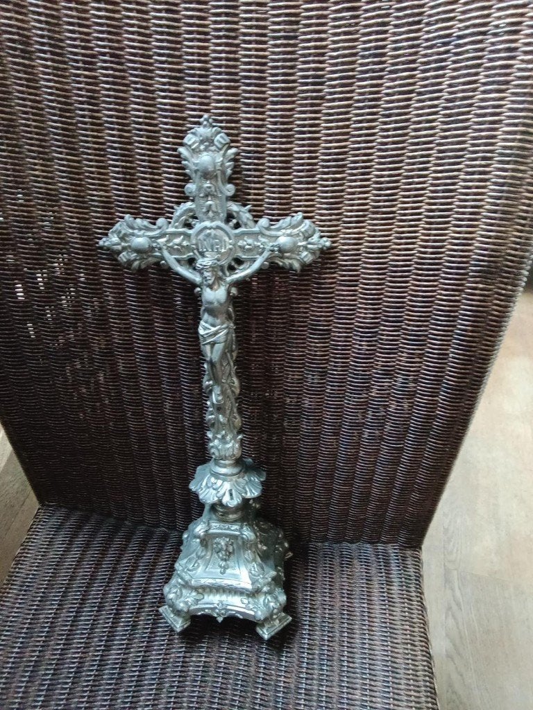 Zilverkleurig kruisbeeld op sierlijke voet 43 cm, Collections, Enlèvement ou Envoi, Utilisé, Autres types, Christianisme | Catholique