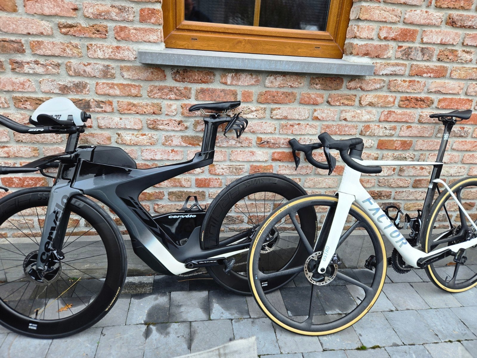 Roues BLACK INC FIVE FULL CARBON 4200 E VALEUR NEUF
