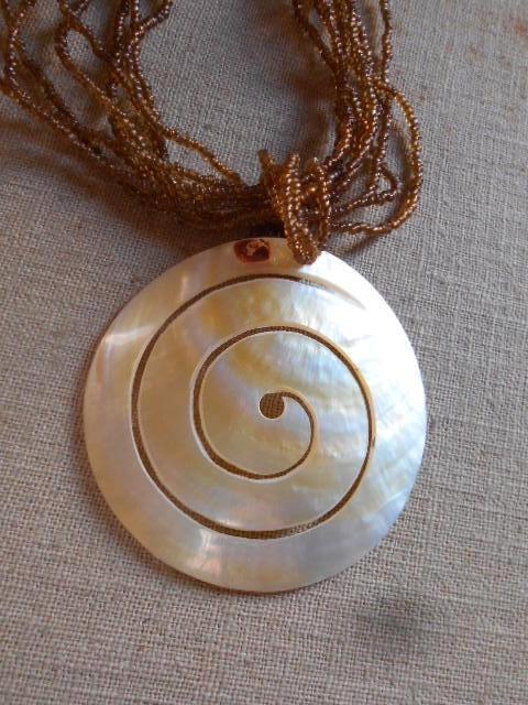 nacre véritable, 4 colliers exotiques neufs, Bijoux, Sacs & Beauté, Colliers, Neuf, Pierre ou Minéral, Enlèvement ou Envoi, Avec pendentif
