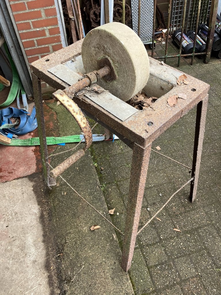 ancienne meule avec godet, Enlèvement