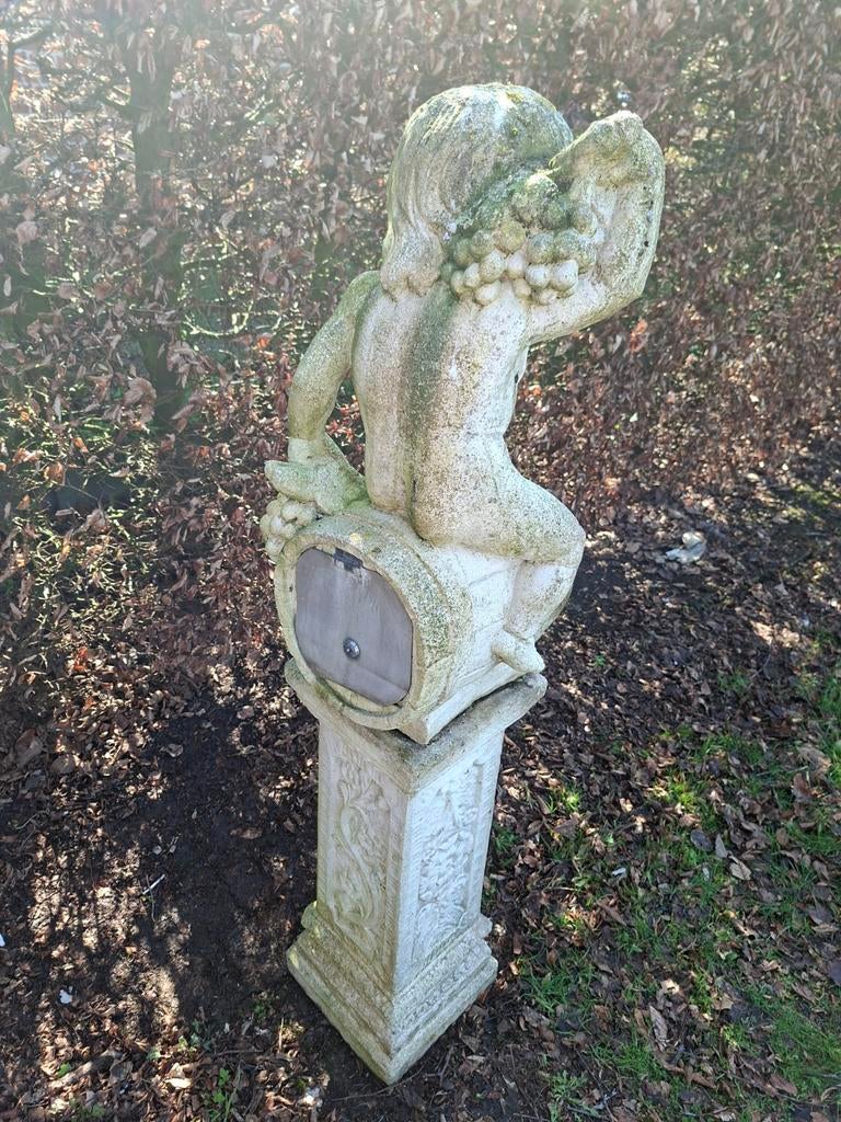 Stenen brievenbus met sculptuur – 1,20 m hoog, Ophalen