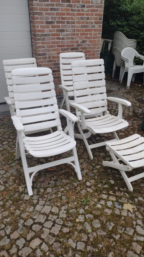 4 Kunststof witte tuinstoelen en een hocker, Enlèvement, Utilisé, Synthétique, Ajustable