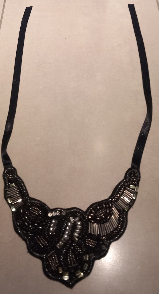 Collier noir avec perles, strass et ruban - Excellent état !, Avec strass, Enlèvement ou Envoi, Comme neuf, Autres matériaux