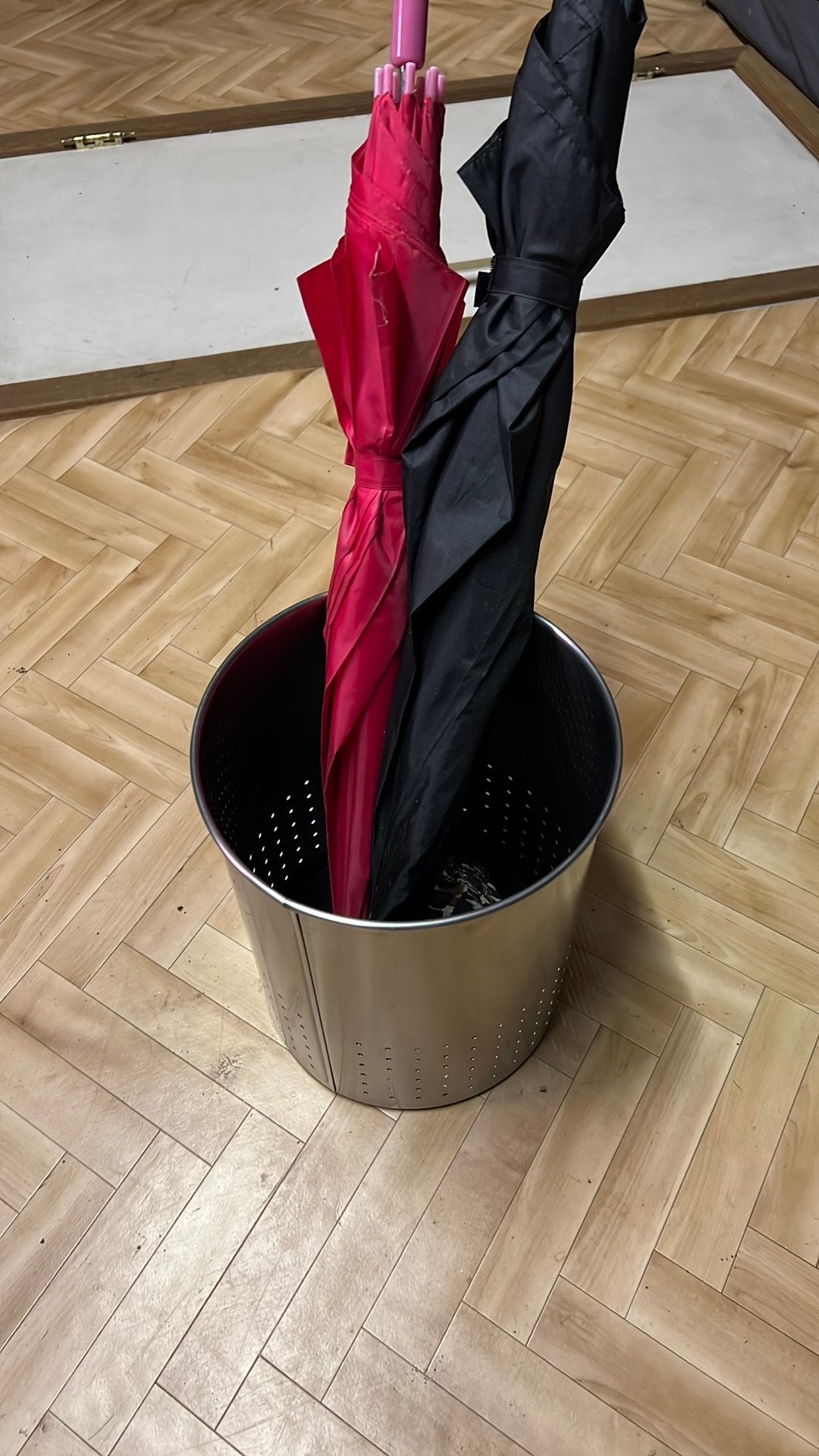 Paraplu bak met 3 paraplu s, Huis en Inrichting, Ophalen, Zo goed als nieuw