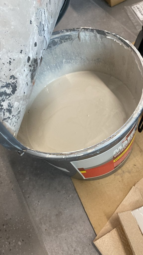 Muurverf 2,5 liter Sigma taupe - gratis!, Doe-het-zelf en Bouw, Verf, Beits en Lak, Ophalen