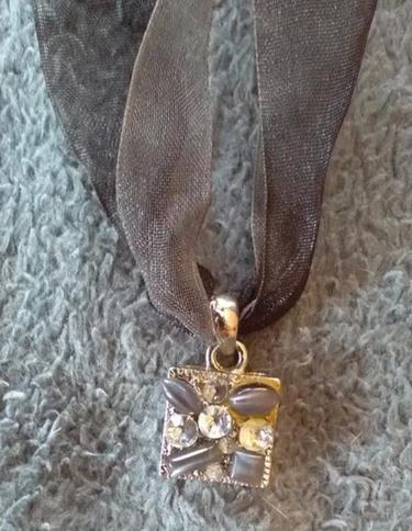 Collier court multi-rangs en tissu gris clair/foncé pendenti, Bijoux, Sacs & Beauté, Colliers, Gris, Enlèvement ou Envoi, Comme neuf