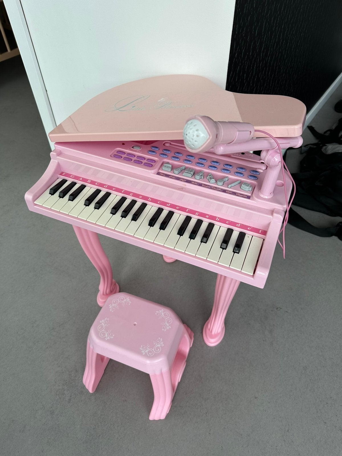 Piano met microfoon en kruk (Little Princess), Enlèvement, Piano