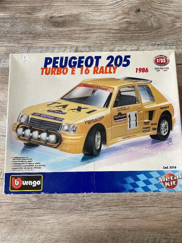 Peugeot 205 TURBO Burago 1:25, Ophalen of Verzenden, Nieuw, Auto, Burago