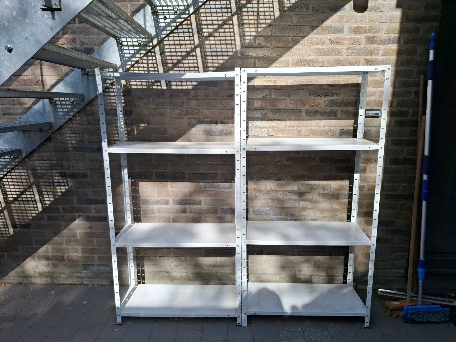 Twee metalen rekken, Ophalen