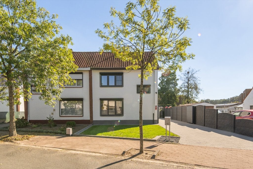 Vernieuwde woning te Helchteren, 200 tot 500 m², 145 m², 205 kWh/m²/jaar, Hoekwoning