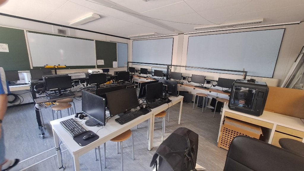 ICT-lokaal te koop – 44 Intel NUC mini-computers + schermen, Computers en Software, Desktop Pc's, Ophalen, Met monitor, 8 GB, Intel nuc