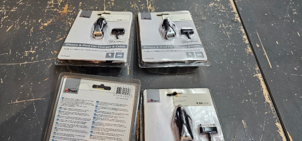 Trust USB autolader voor iPod/iPhone, nieuw, 4 stuks, Télécoms, Neuf, Autres marques, Enlèvement, Apple