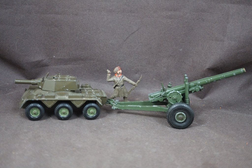 Crescent toys Saladin pantserwagen met kanon en soldaat, Antiek en Kunst, Ophalen of Verzenden