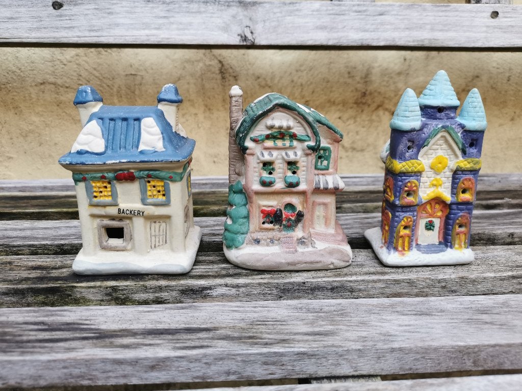 Kerstdorp huisjes 3 kersthuisjes keramiek. Prijs/set., Diversen, Ophalen of Verzenden, Zo goed als nieuw