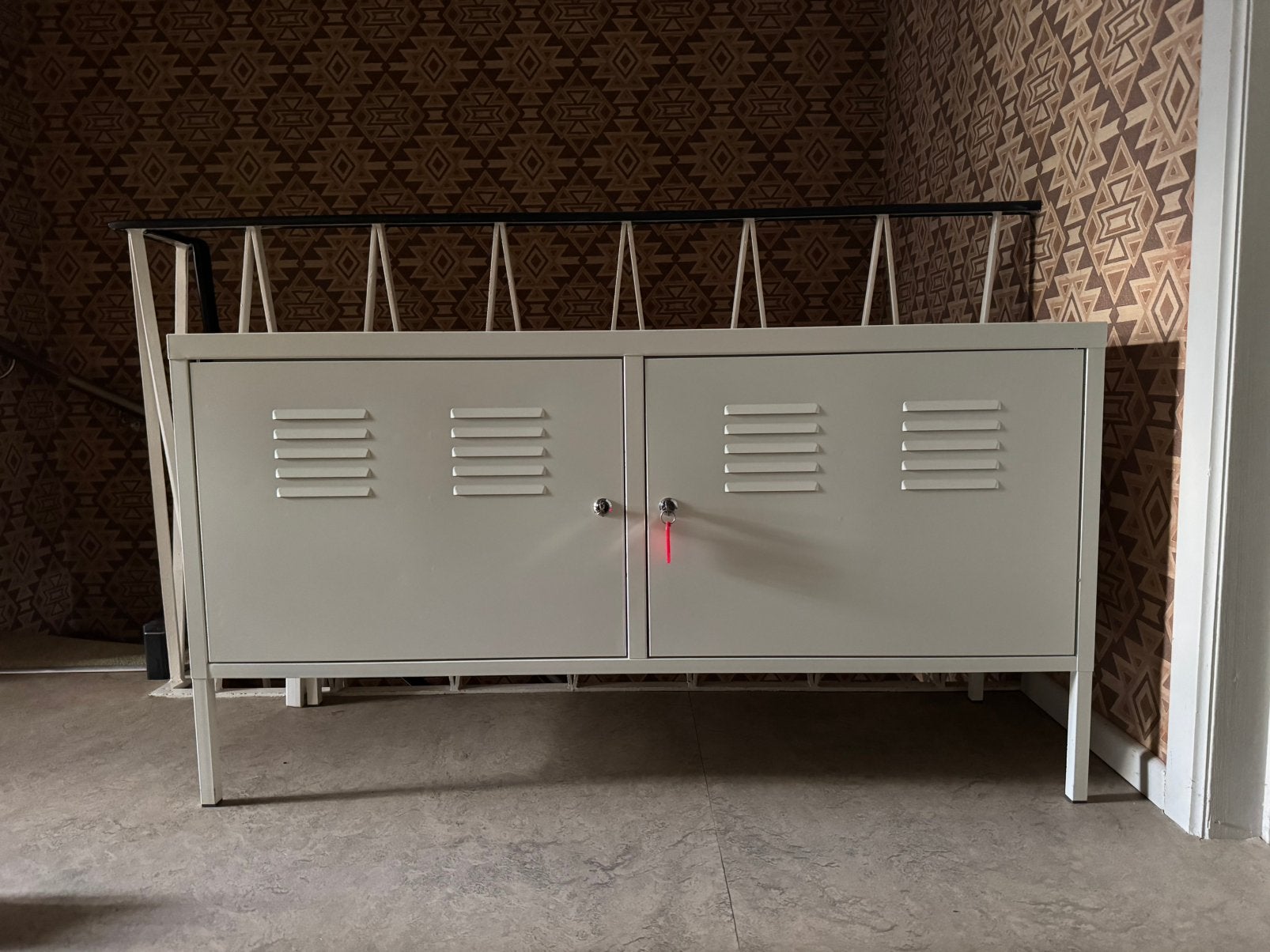 IKEA PS metalen kast/tv-meubel wit perfecte staat + sleutels, Enlèvement, Comme neuf