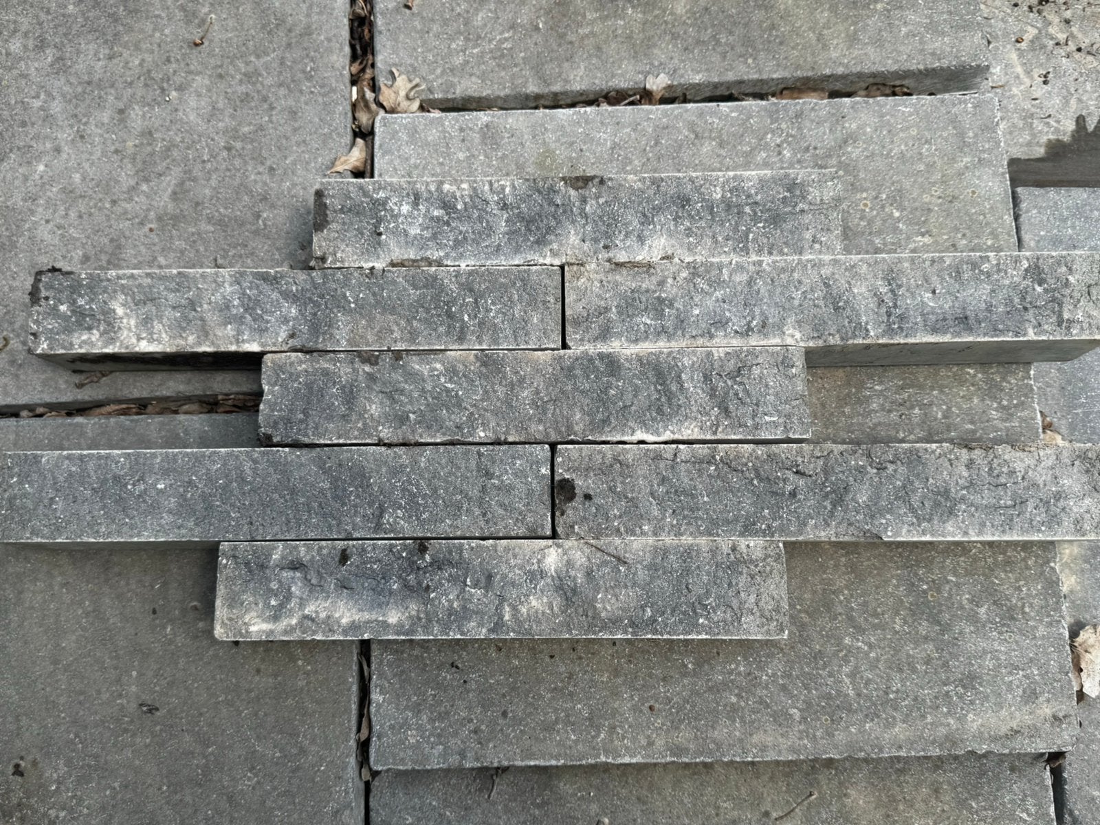 Gekloven Belgische blauwe hardsteen, Doe-het-zelf en Bouw, Ophalen, Zo goed als nieuw, Hardsteen