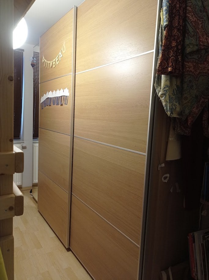 Armoire avec deux portes coulissantes et une porte miroir, Maison & Meubles, 200 cm ou plus, Comme neuf, Enlèvement, 200 cm ou plus