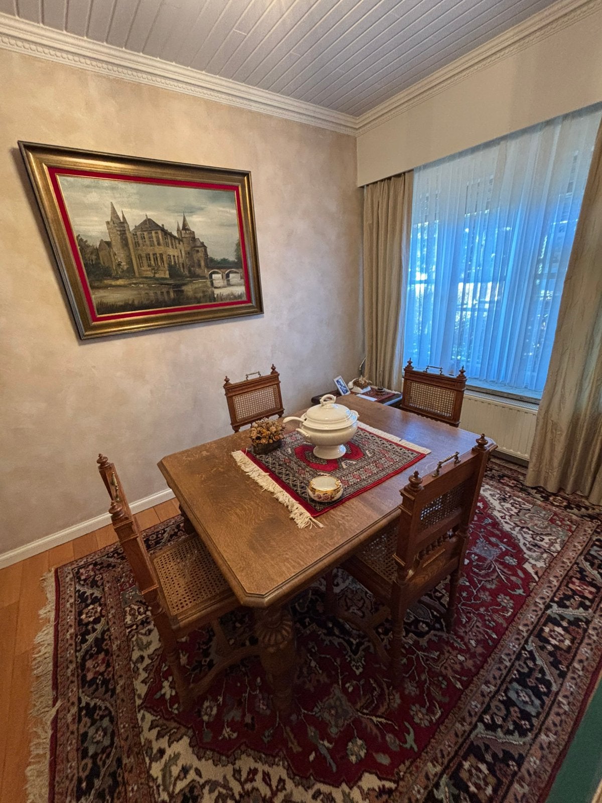 Antieke tafel met bijpassende stoelen, Enlèvement