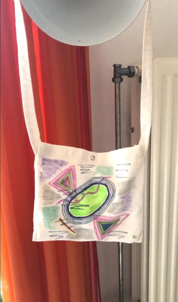 Small tote bag with unique design NEW, Handtassen en Accessoires, Tassen | Damestassen, Nieuw, Schoudertasje, Beige, Ophalen of Verzenden