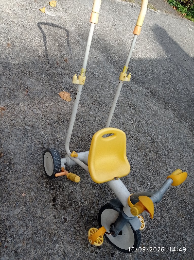Grijze en gele driewieler met duwstang, Ophalen, Gebruikt, Velgrem, Duwstang