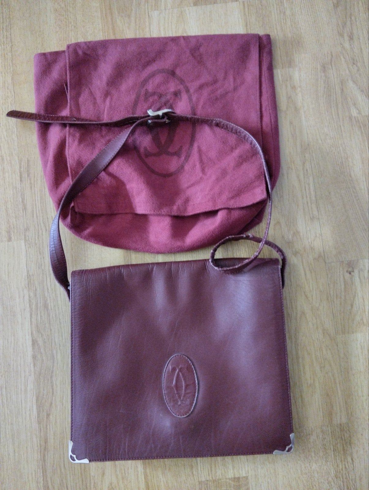 Sac à bandoulière en cuir bordeaux Cartier, Bijoux, Sacs & Beauté, Sacs | Sacs Femme, Envoi