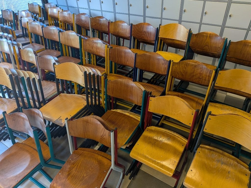 Set van 160 stoelen in zeer goede staat te koop, Ophalen, Gebruikt, Bruin, Classique