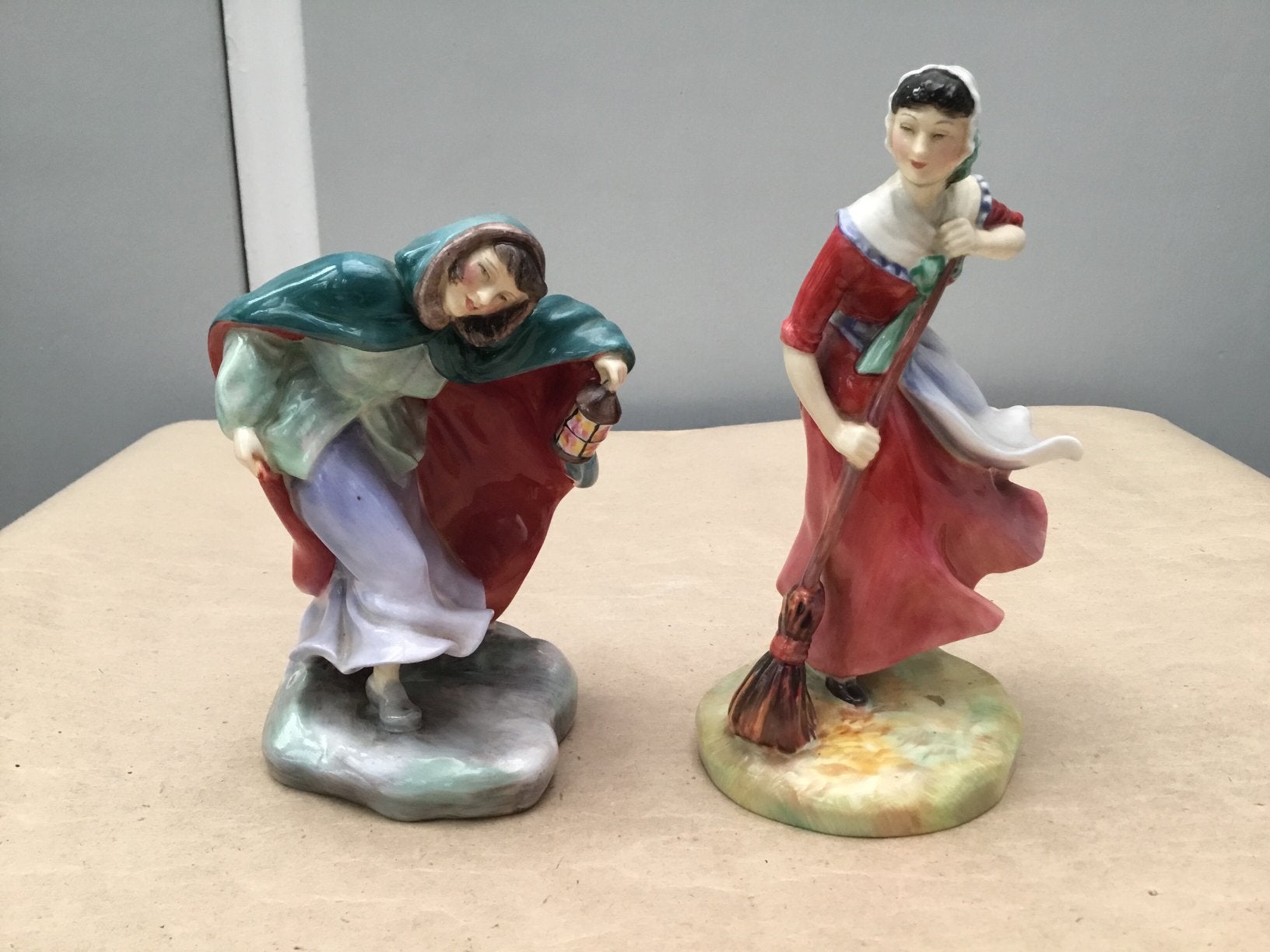 2 Figurines en porcelaine Royal Doulton d'automne et d'hiver, Antiquités & Art, Enlèvement ou Envoi