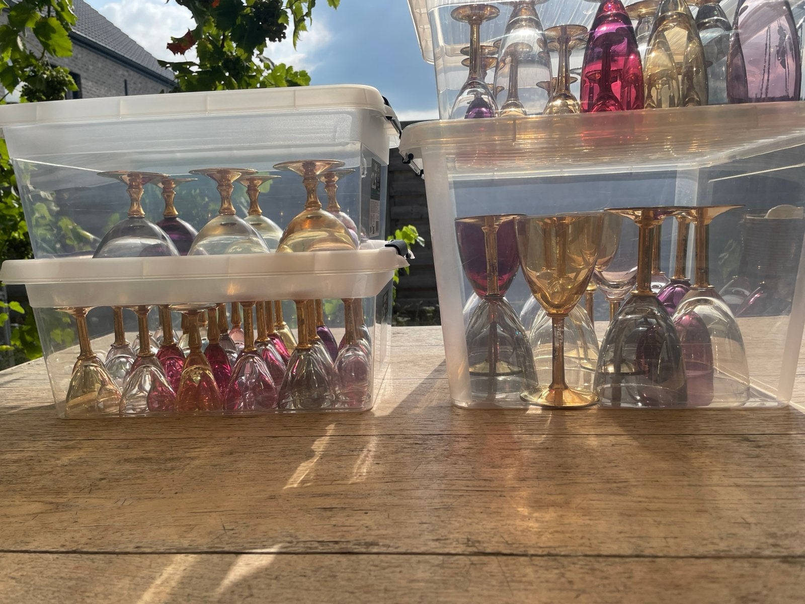 Gekleurde glazen met gouden voet, Ophalen