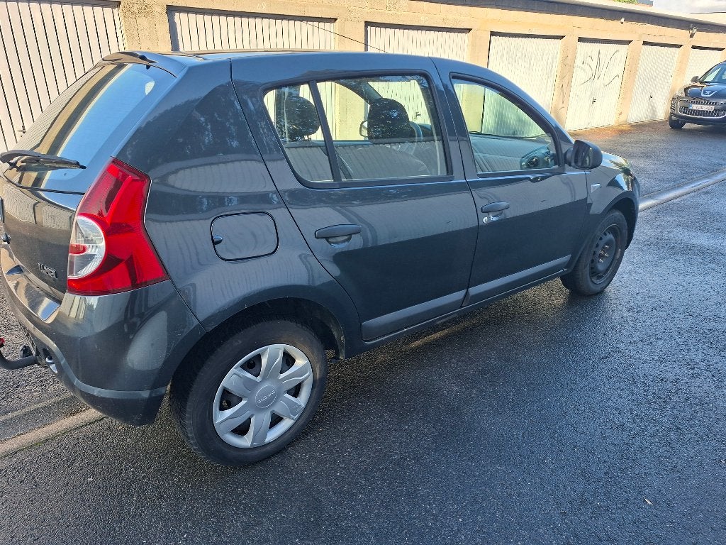 Dacia sandero 1.4i 161dkm 2010 airco gekeurd voor verkoop, Auto's, 4 deurs, Zwart, Zwart, 1400 cc