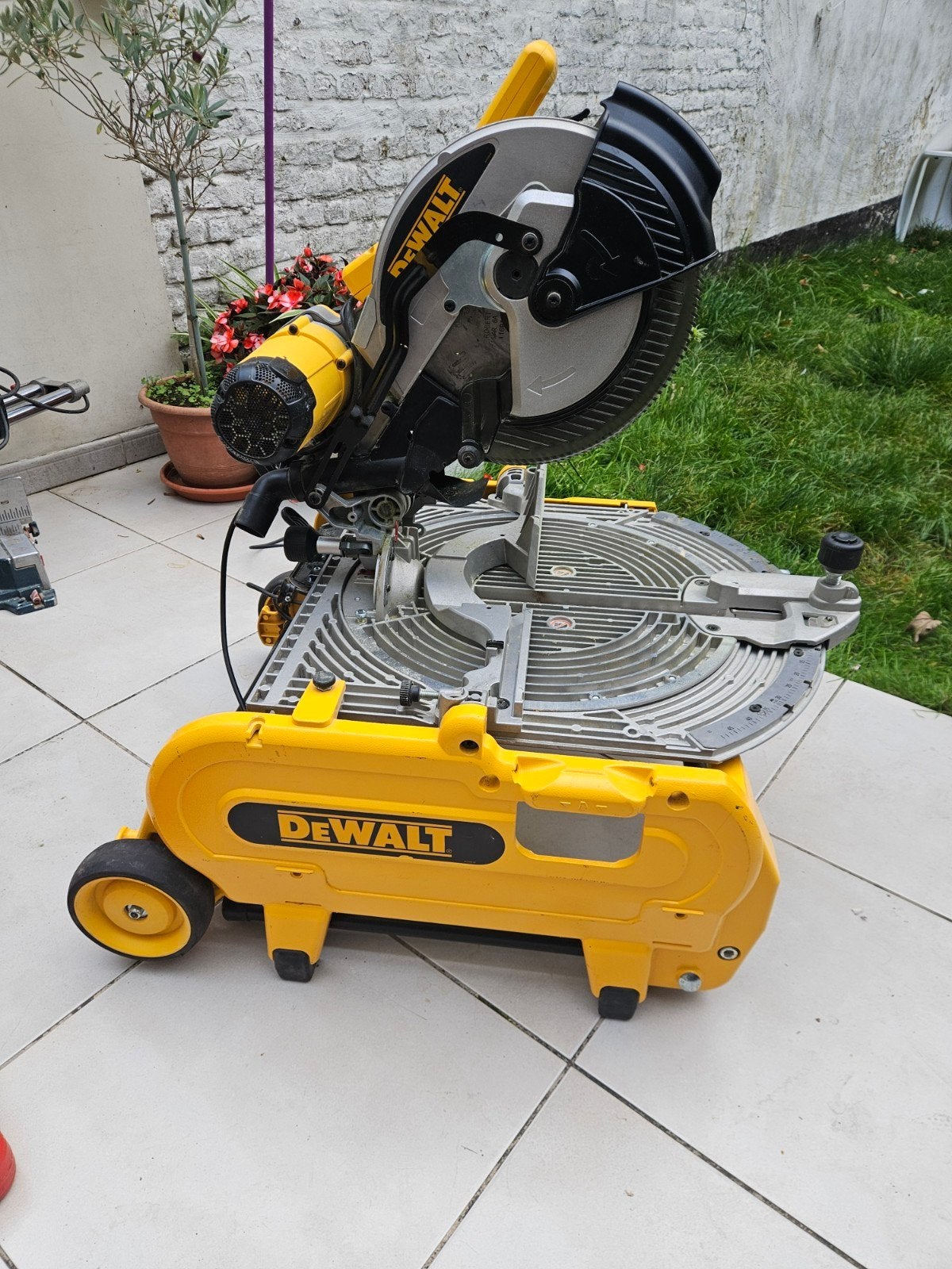 Scie à onglets radiale DeWALT avec support, Enlèvement, Scie, DeWalt
