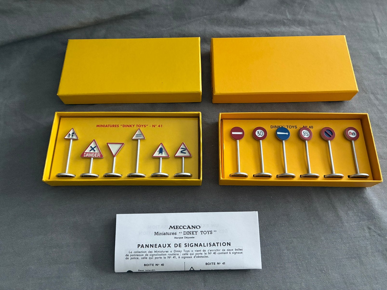 panneaux de signalisation dinky toys 1/43 éditions atlas, Hobby & Loisirs créatifs, Voitures miniatures | 1:43, Enlèvement, Neuf