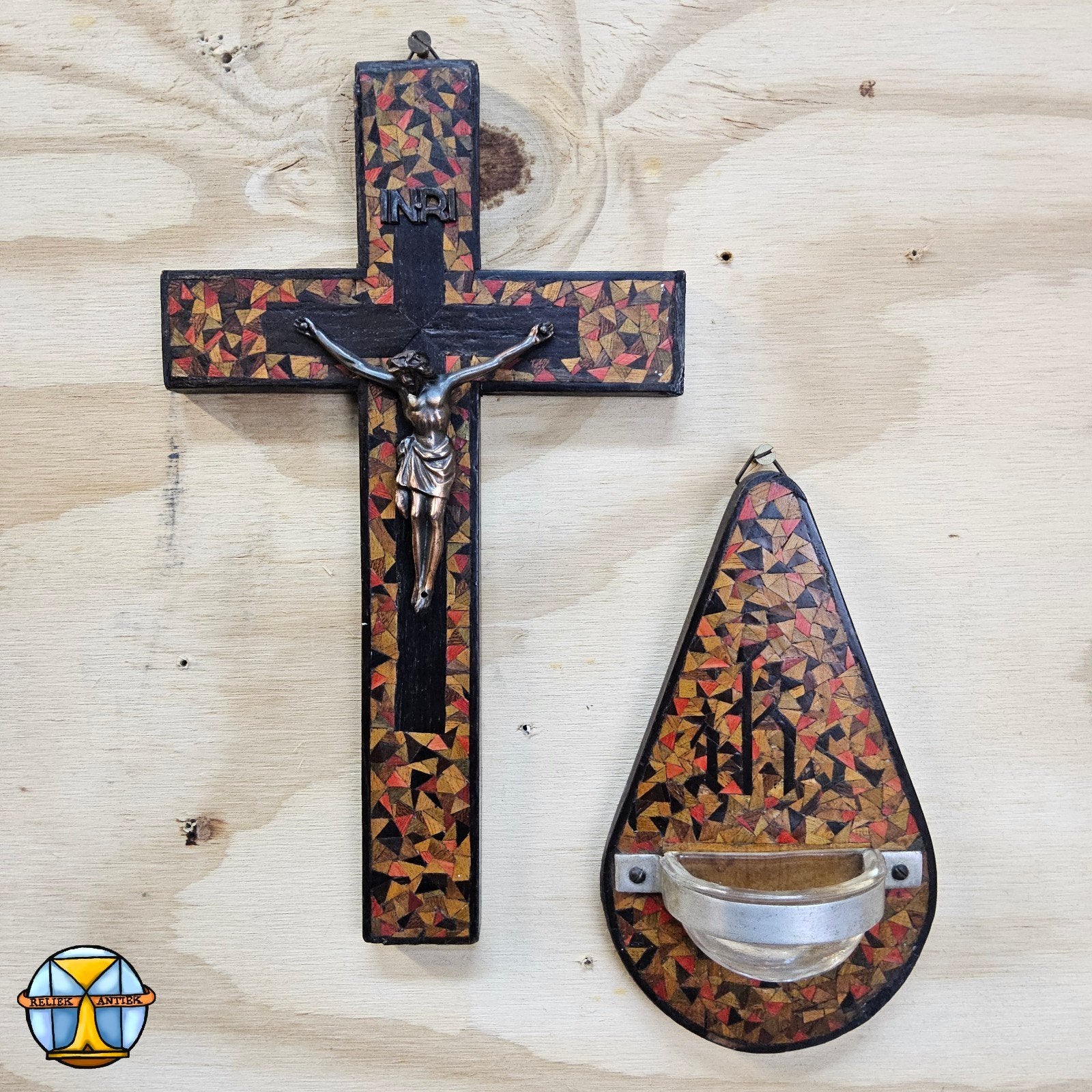 Crucifix vintage et bol à eau bénite - Mosaïque en bois (mar, Enlèvement ou Envoi, Comme neuf, Autres types, Christianisme | Catholique